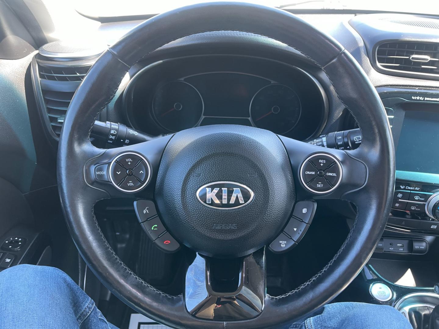 2016 White /Black Kia Soul ! (KNDJX3A52G7) with an 2.0L I4 DOHC 16V engine, 6A transmission, located at 11115 Chardon Rd. , Chardon, OH, 44024, (440) 214-9705, 41.580246, -81.241943 - Photo#25